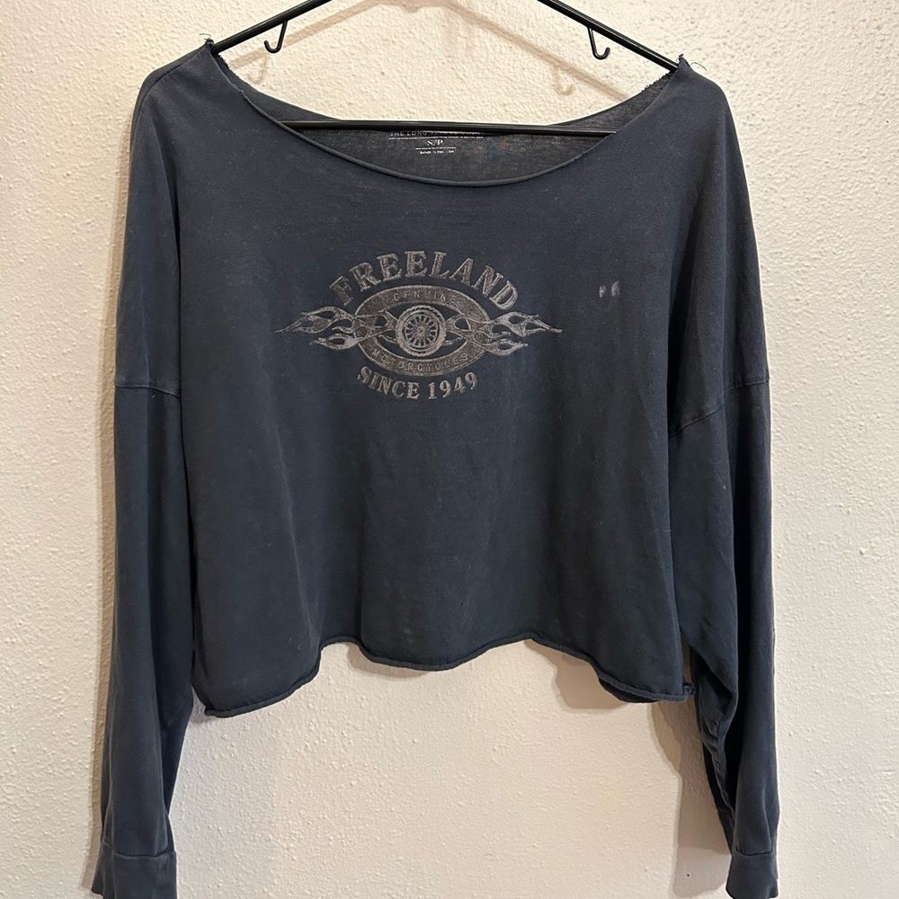 Off-the-shoulder long sleeve top